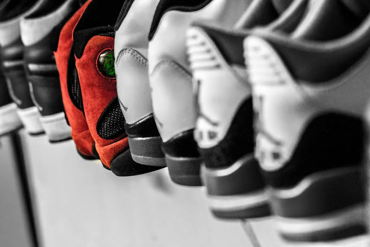 Sportcipők rendezett sora